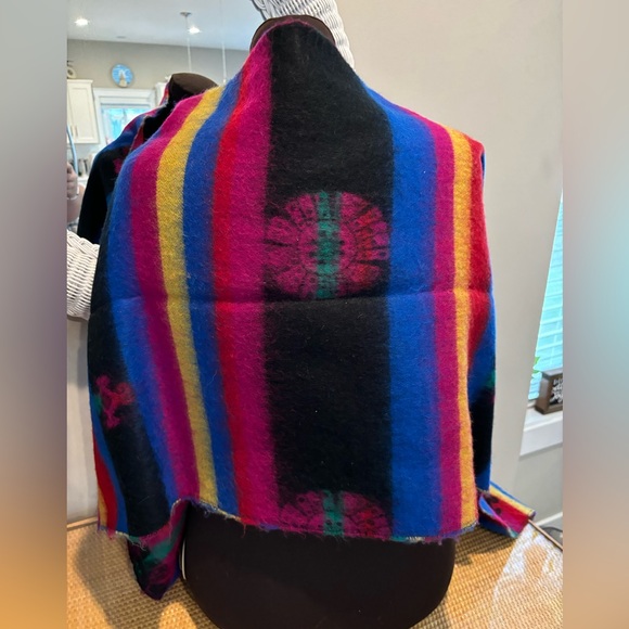 Stunning shawl / scarf made in Italy with aztec print - Picture 3 of 5